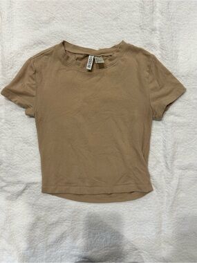 H&M Short Sleeve Crewneck Cropped Tee in Tan